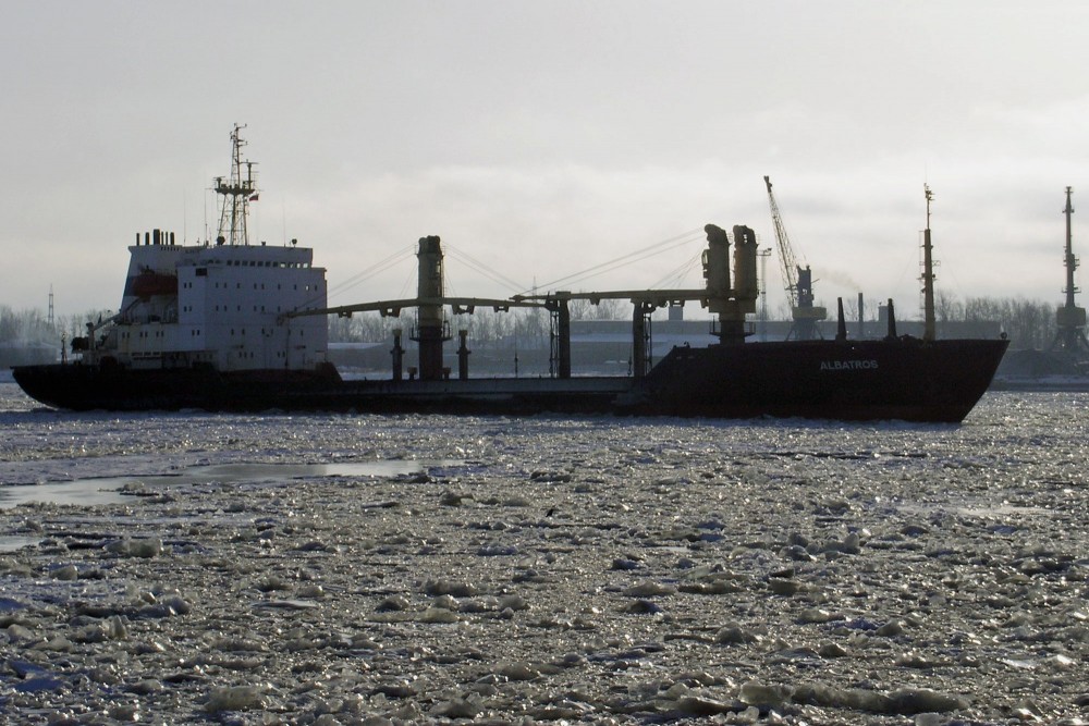 dvina-river-ship-in-ice